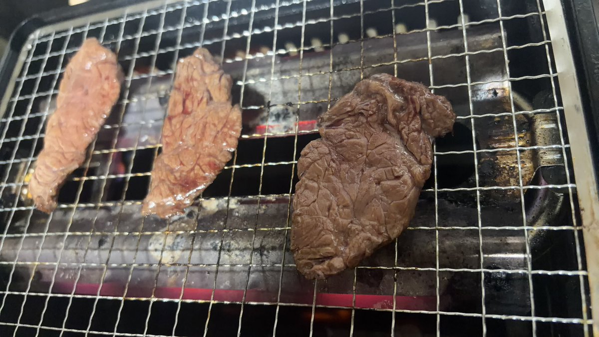 MLtoves's tweet photo. やっぱりフライパンで焼くより“格別に”うまい。
匂いもなんと言うか、道頓堀の焼肉屋の匂いって感じ(伝われ) https://t.co/rx0OlVbvjt