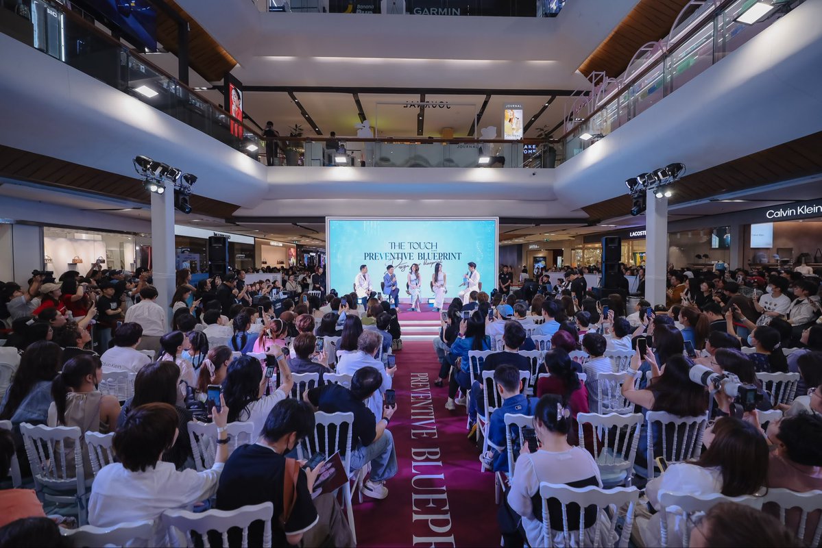 Thetouchgroup's tweet photo. เก็บตกบรรยากาศมวลความรัก
ที่กระจายทั้งเซ็นทรัลลาดพร้าว 🩵
ผู้คนมากมายแต่ทุกคนล้วนรักหลิงออม

#TheTouchBluePrintxLingOrm
#LingOrm #หลิงออม #Linglingkwong‌ #OrmKornnaphat‌ https://t.co/MmBRs5HS8J