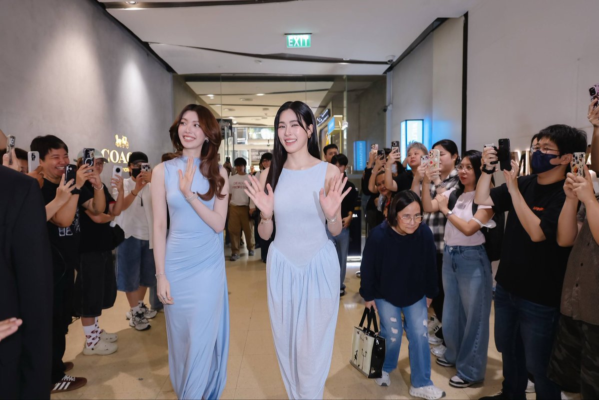 Thetouchgroup's tweet photo. เก็บตกบรรยากาศมวลความรัก
ที่กระจายทั้งเซ็นทรัลลาดพร้าว 🩵
ผู้คนมากมายแต่ทุกคนล้วนรักหลิงออม

#TheTouchBluePrintxLingOrm
#LingOrm #หลิงออม #Linglingkwong‌ #OrmKornnaphat‌ https://t.co/MmBRs5HS8J