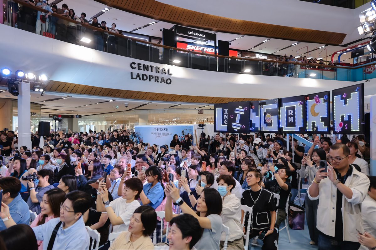 Thetouchgroup's tweet photo. เก็บตกบรรยากาศมวลความรัก
ที่กระจายทั้งเซ็นทรัลลาดพร้าว 🩵
ผู้คนมากมายแต่ทุกคนล้วนรักหลิงออม

#TheTouchBluePrintxLingOrm
#LingOrm #หลิงออม #Linglingkwong‌ #OrmKornnaphat‌ https://t.co/MmBRs5HS8J