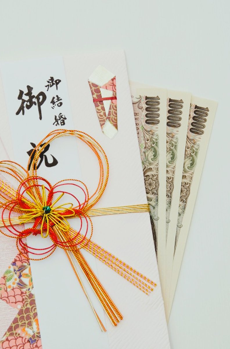 Watashi_MaryT's tweet photo. Si creen que las finanzas en Occidente son difíciles, es porque no conocen el "Okaeshi" (お返し) en Japón: el bucle infinito de regalos del que es imposible escapar. 🔄💸 (Abro hilo corto 🧵👇)

En Occidente, si te regalan algo por tu boda, nacimiento o un funeral, das las gracias y listo. Acá en Japón, recibir un regalo es contraer una de las deudas de honor más estrictas.

La regla dicta que tenés que devolver un "contra-regalo" que valga exactamente entre el 30% y el 50% (la mitad) de lo que recibiste en ese sobre. ¡Una locura! 🤯🎁 #ChoqueCultural #LaVidaEnJapón