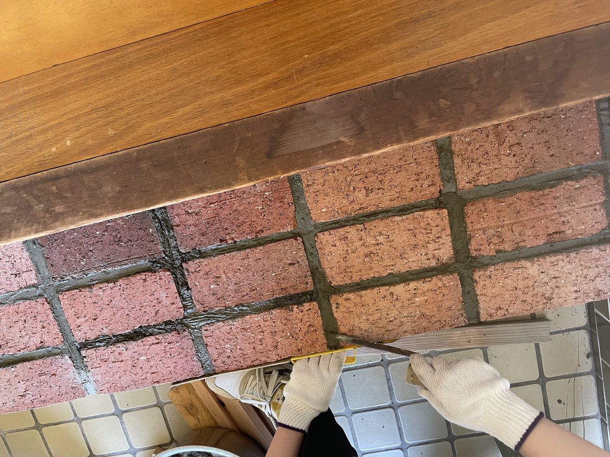 jomasagabl's tweet photo. ステップできました🪜
お手伝いの方が、職人化しておられる🤭
ありがとうございます！！！

さて、メイン以外のところの本棚作業に入るかー。
棚も https://t.co/Pj6xZAC5X2