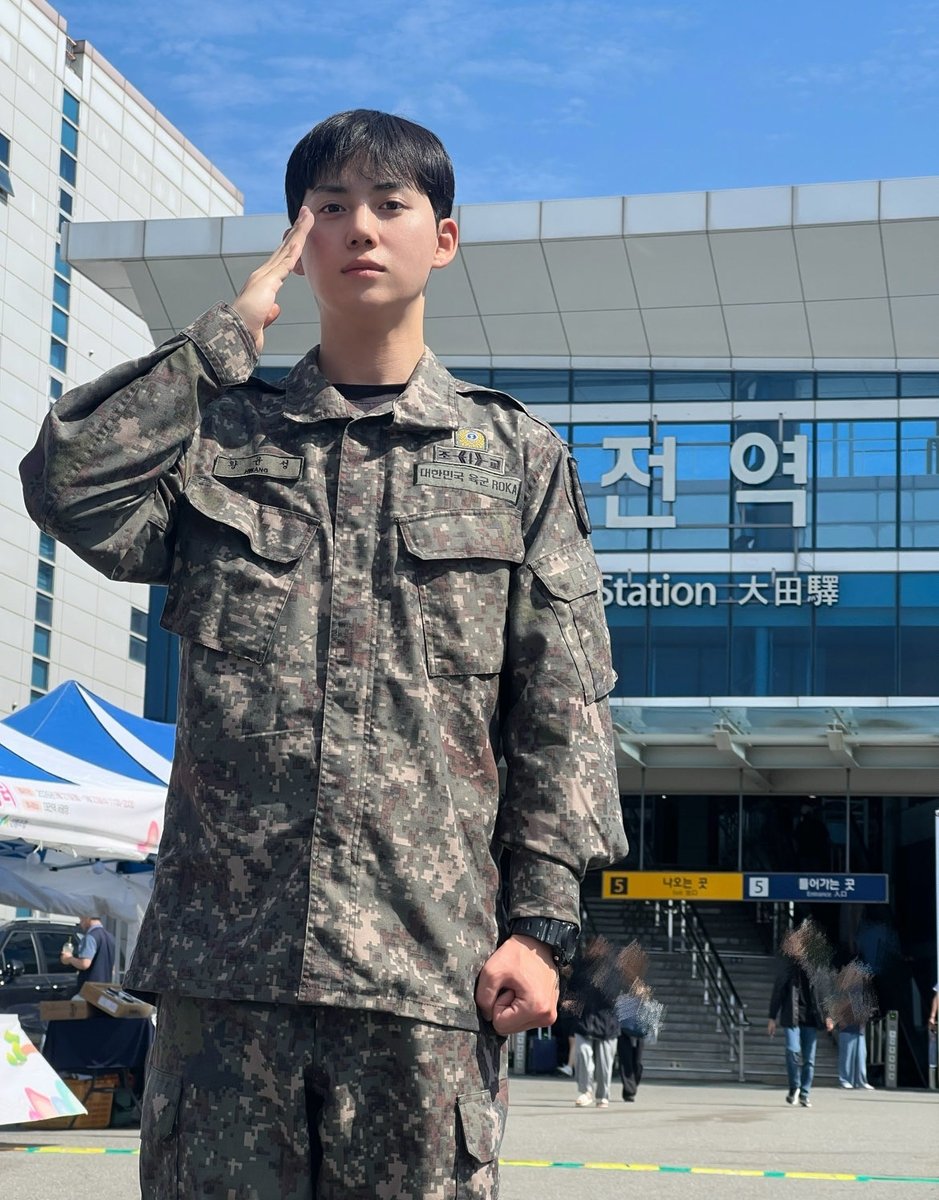 DRIPPIN's tweet photo. [📸] #DRP_PIC

◾ 2026. 09. 23
◽ 🐻💚

황윤성 전역했습니다 ( •̀-•́ゞ)
건강하게 군 복무를 마치고 돌아온 윤성이🐻 
기다려주신 드리밍 고마워요🫰🏻 !

#DRIPPIN #드리핀
#황윤성 #HWANGYUNSEONG https://t.co/DKmpIFaexl