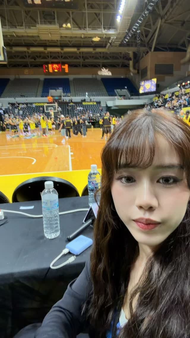 SamuelEvanaxv's tweet photo. 琴晚條街除咗成隻燒豬之外，仲見到好多攤檔喺炭火爐上面掛住一串串 Calciocavallo 芝士🤤 佢哋就咁掛住喺爐上面燒，燒到表面啲芝士溶晒，就會用刀刮落嚟，再加落串燒上面，又或者夾入 panini 入面。 成條街都係濃濃嘅芝士味🤤🤤🤤 https://t.co/eonvwJwDME