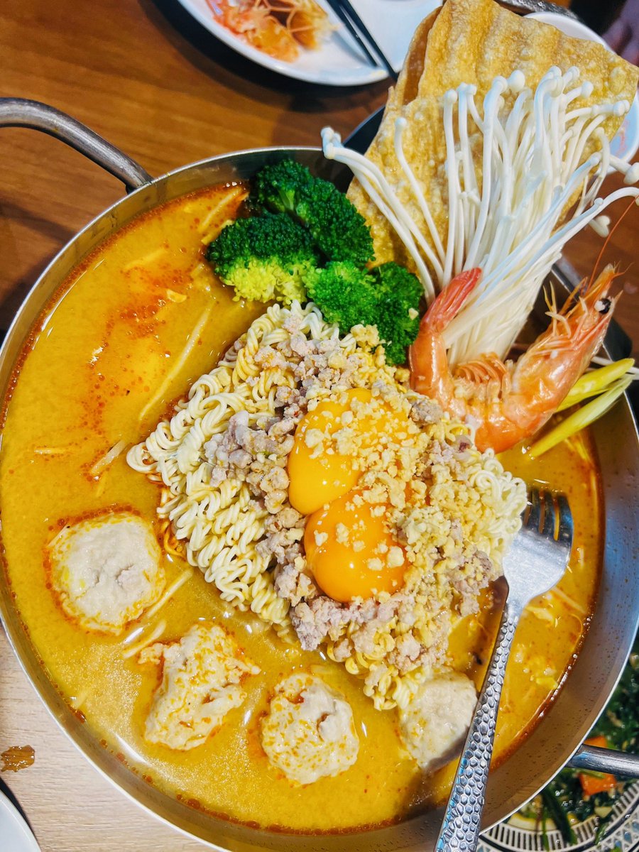 fra01nkjerry5pr's tweet photo. Craving bold flavors Tried authentic Thai green curry tonight: creamy coconut, fresh basil, and that perfect kick of Thai bird chili—way better than takeout! https://t.co/fD8qpi0nuL
