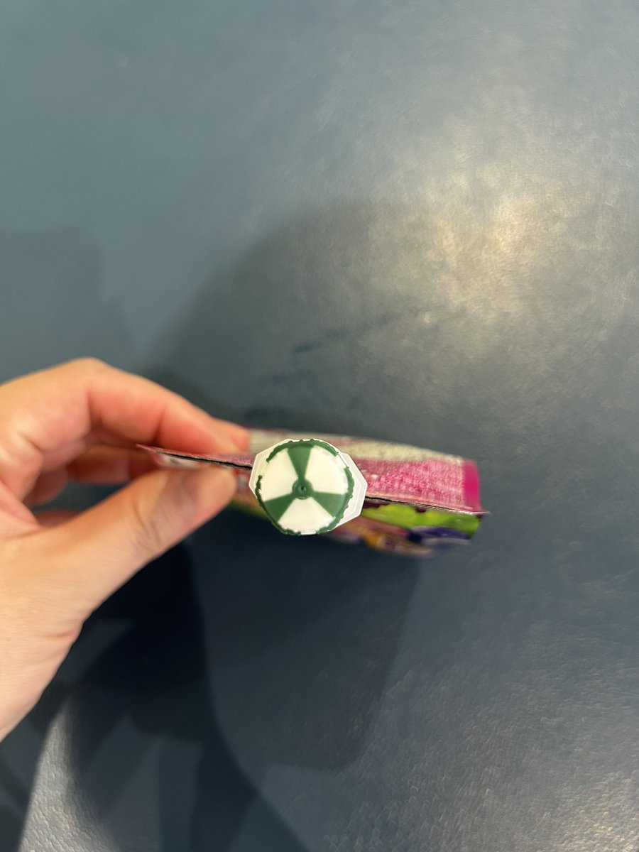 junoshi_suisyou's tweet photo. なんでキャップこんな配色にしたん？

1日分の放射性物質も入ってるんか？ https://t.co/Q3y6H2VBIA