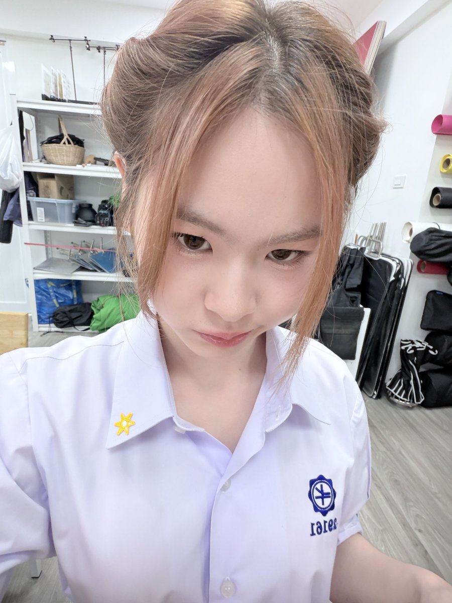 b4byployly's tweet photo. สอบเสร็จเเนะ เห็นข้อสอบจะร้องไห้ พอเงยหน้ามองกระจกก็อือวันนี้สวยก็พอ https://t.co/ic9xV4wrqZ