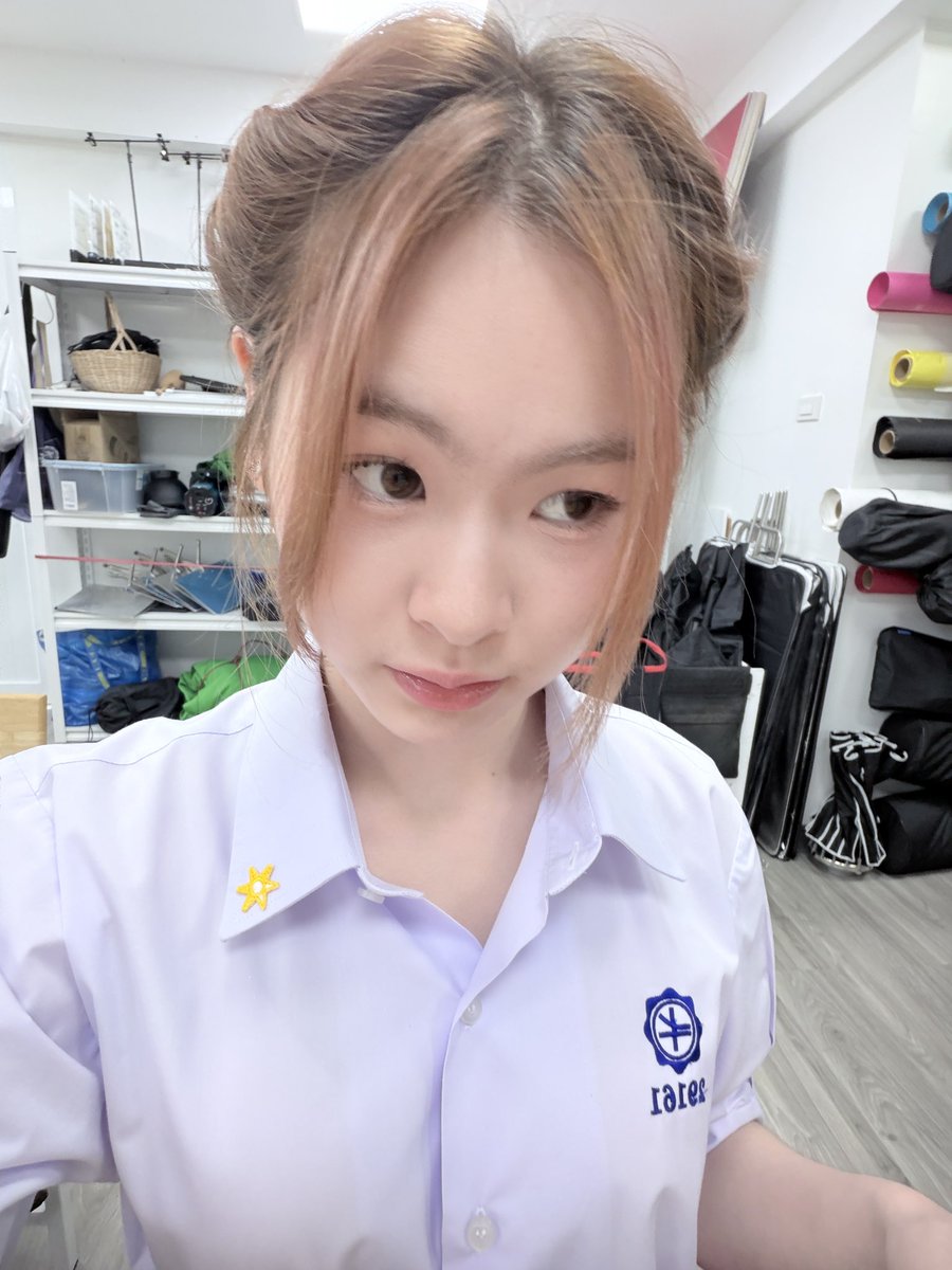 b4byployly's tweet photo. สอบเสร็จเเนะ เห็นข้อสอบจะร้องไห้ พอเงยหน้ามองกระจกก็อือวันนี้สวยก็พอ https://t.co/ic9xV4wrqZ