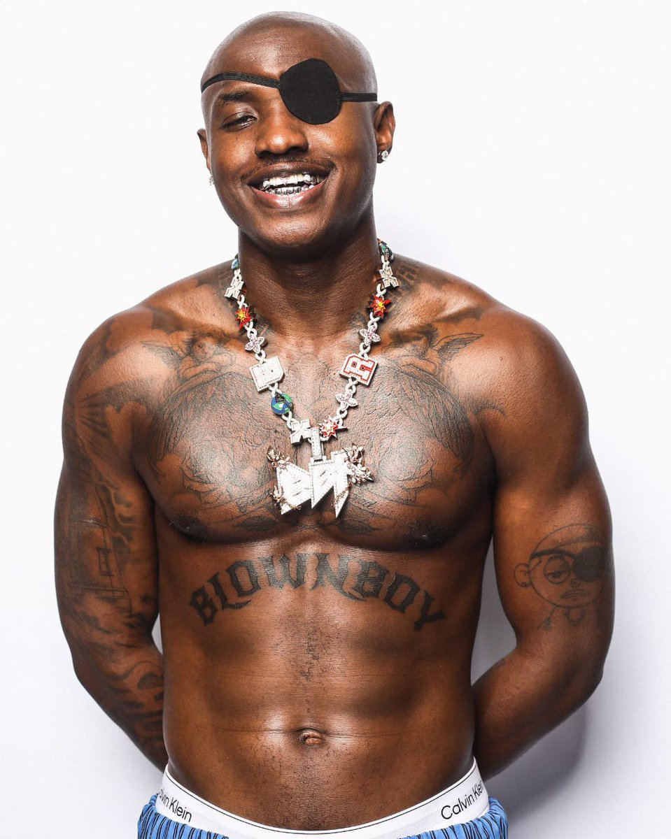 QueenLateefat09's tweet photo. Happy birthday Ruger, I wish you long life in good health, thank you for blessing us with good sound, your voice is soothing... Have a good one my baby 💕💕💕 https://t.co/ZmwFCz7CPn