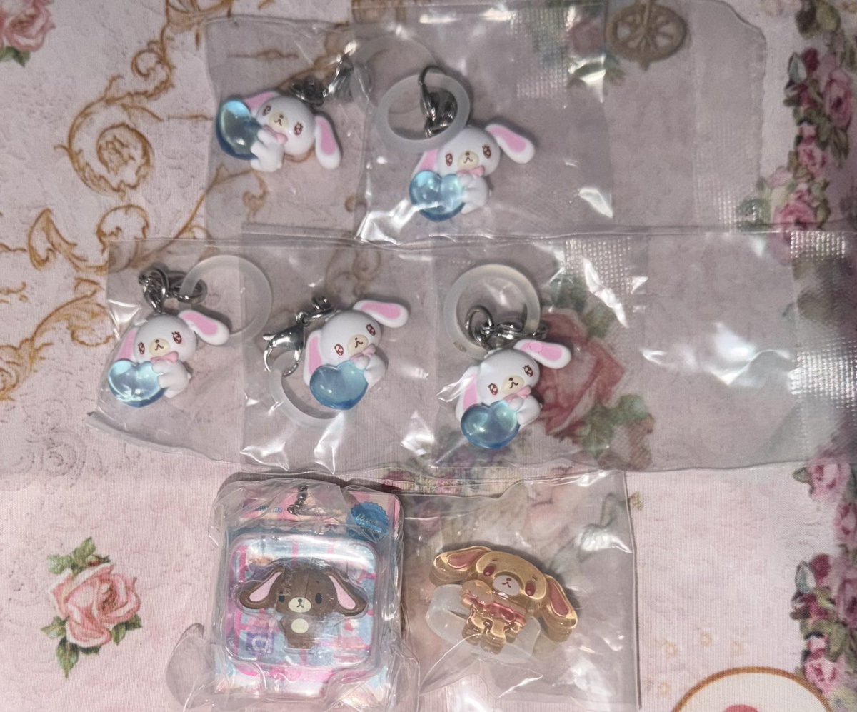 zeee_u_'s tweet photo. 《交換》シュガーバニーズ シュガバニ
カップケーキチャーム めじるしアクセサリー サンリオキャラクターズ～エモきゅん～2 ジュエリーデコバンド 

《譲》 異種 しろうさくろうさ

《求》 画像2  ブルーベリーうさ

後日池袋手渡し又は郵送◎
異種のため難しいと思いますが御気軽にお声掛けください。 https://t.co/litFQCfirz