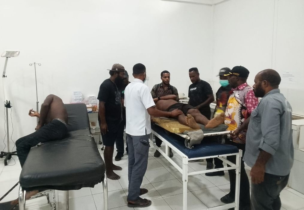 VeronicaKoman's tweet photo. Yahukimo, West Papua

Indonesian forces shot at least 6 civilians as they walked home at night. Two are seriously injured, while 4 are missing. Access was blocked for 5 days before the civilians could be evacuated yesterday.

Another civilian was beaten, and a church was damaged. https://t.co/lqqOlwyE66