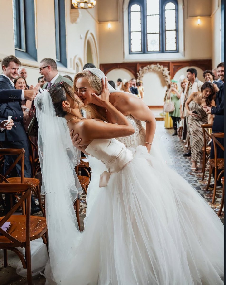 beattcoelhoo's tweet photo. a ex bbb talita araújo, se casou com sua amada na irlanda e quê coisa mais linda esse casamento viu? JURO 😍 https://t.co/llWVdLDZBd