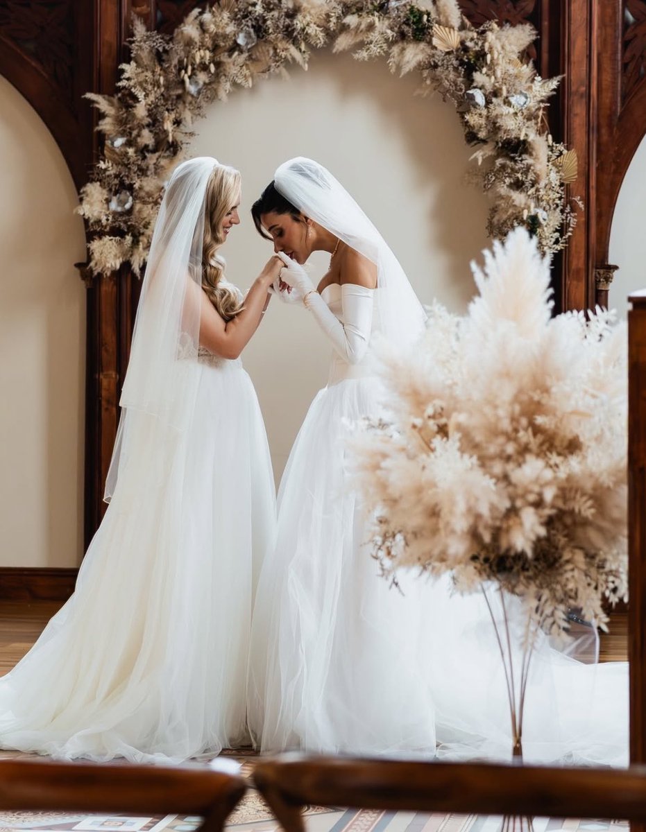 beattcoelhoo's tweet photo. a ex bbb talita araújo, se casou com sua amada na irlanda e quê coisa mais linda esse casamento viu? JURO 😍 https://t.co/llWVdLDZBd