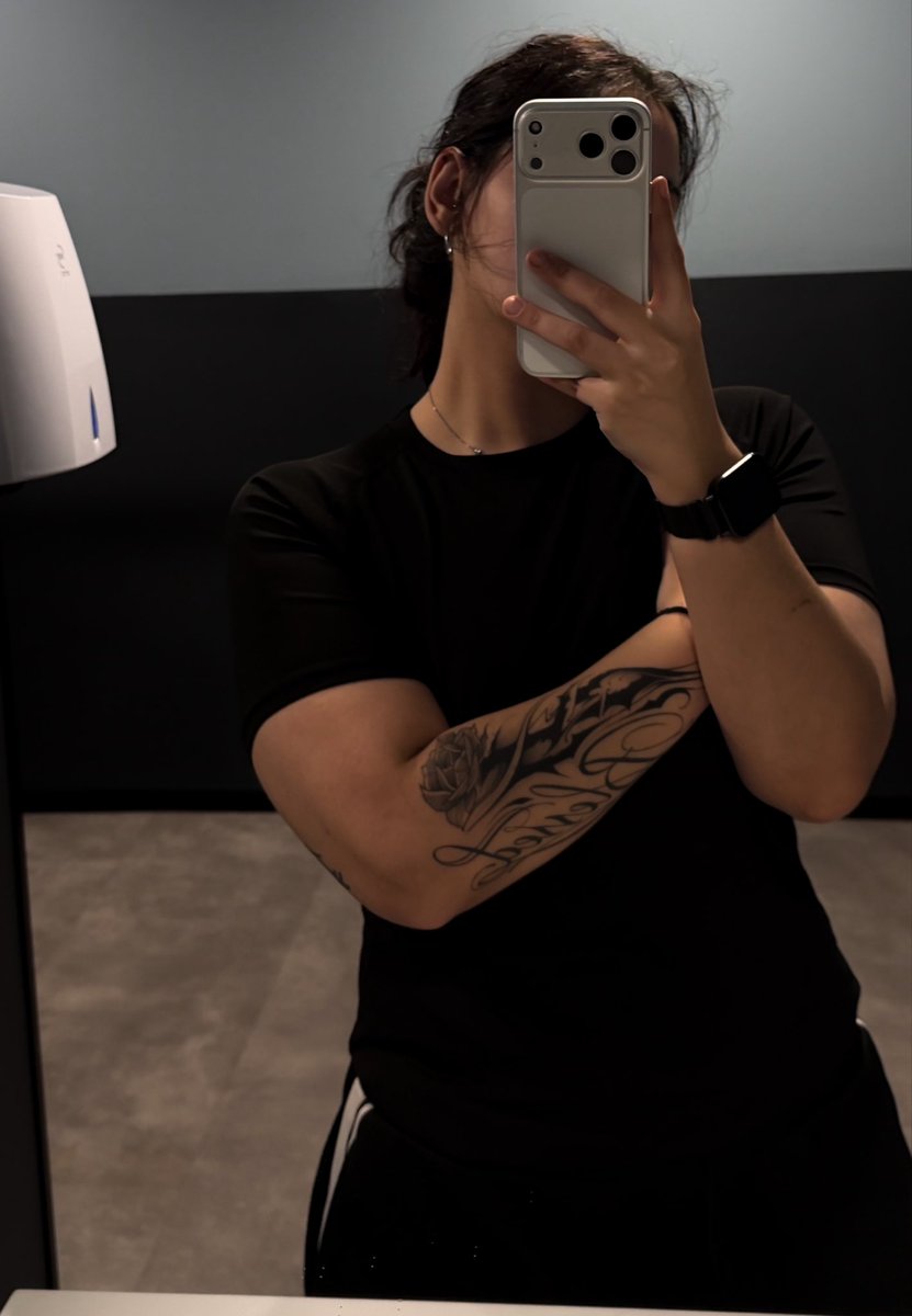 6LACKMOONS's tweet photo. #wlw #lgtb #masc :) https://t.co/ZDoVTnS3bh
