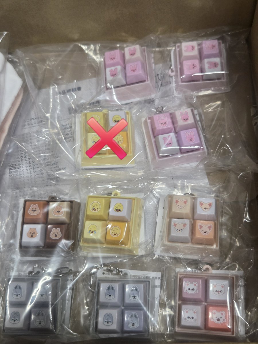 Stray_320_0915_'s tweet photo. スキズーオンラインクジ買取り募集してます！
ピリちゃんグッズで❌が付いてるのは購入不可です。
後は購入制限ありません！
#StrayKids #skzoo #stay #買取り募集 https://t.co/z0DrynvrU2