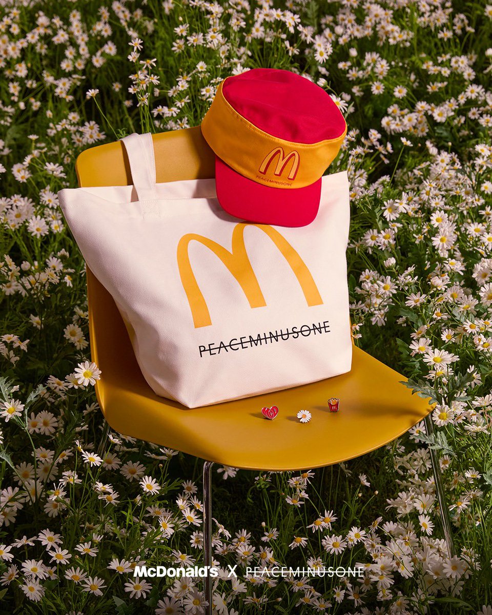 GDKRFAMBASE's tweet photo. 2026-09-23 @ mcdonalds_kr
@ mcdonalds_kr X @ peaceminusonedotcom 
맥도날드 X PEACEMINUSONE 한정판 굿즈🌟

💛빈티지 캡
💛숄더백
💛핀 세트

9월 28일(월)부터
맥도날드에서 만나보세요

#McDonalds #맥도날드 #굿즈 #peaceminusone #PMO

* 굿즈 3종 구성 : 맥도날드 빈티지 캡 / 맥도날드 핀세트 / 맥도날드 숄더백
* 맥도날드 굿즈 판매 기간: 9/28(월) 오전 10시 30분 ~ 소진 시 (매장별 종료 시점상이)
* 모든 버거 세트 1종 구매 시 굿즈 구매 가능 (해피밀 및 콤보 제외)
* 1인 당 굿즈 1개로 구매 수량 제한
* 굿즈는 버거 판매 시간에 한하여 구매하실 수 있습니다. (버거 판매 시간: 오전 10시 30분~ 새벽 4시)
* 판매 채널: 매장 방문 시 구매 가능(M오더 / 키오스크 / 딜리버리 / 맥드라이브 제외)
* 판매 제외 매장: 양주 휴게소
* 프로모션 제품으로 개봉 시 환불 불가합니다.
* 제품 불량 시, 본 제품은 공정거래위원회 고시 소비자 분쟁 해결 기준에 의거하여 교환 또는 환불하여 드립니다. 
* 일부 지역에 따라 가격이 상이할 수 있습니다.
* 상기 이미지는 실제와 다를 수 있습니다.
* 본 이벤트는 매장별 한정된 수량으로 조기 소진 및 종료될 수 있습니다.

https://t.co/gYR68ceWrl