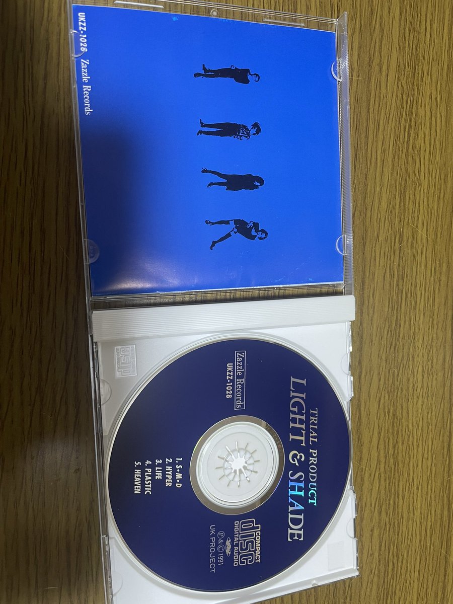 hanwarin's tweet photo. #LIGHT＆SHADE

亡くなった昔の友達が高校生の頃バンドやっていたのは知っていましたがこんなにちゃんとしていたのは知らなくてとりあえずCDを聴きたくて探しました。 https://t.co/asgohRFA2b