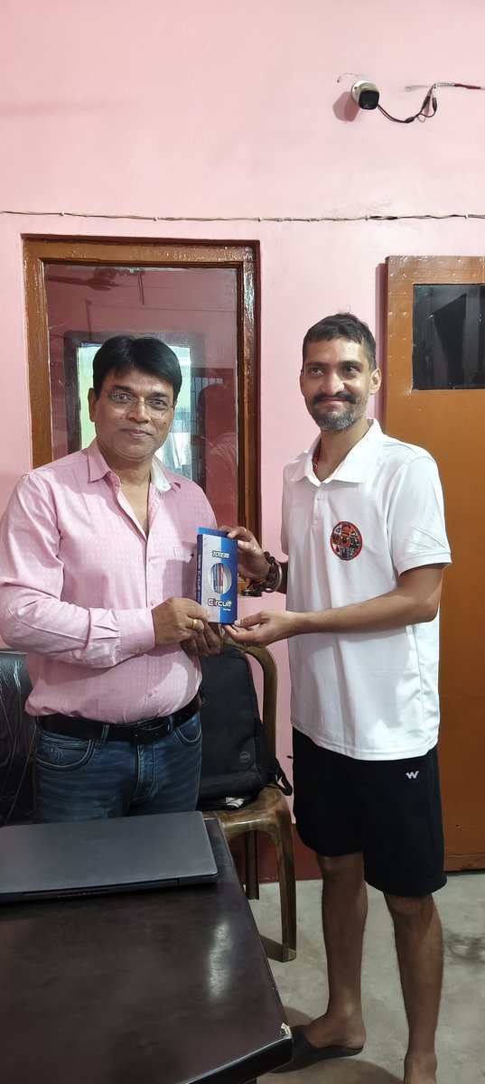 sanjaybyte's tweet photo. आज दिनकर जयंती के शुभ अवसर पर प्रसिद्ध सामाजिक संस्था जय मंगला वाहिनी के अवनीश कुमार उर्फ सिंह मालिक जी और अमन जी को बाइट कंप्यूटर्स परिवार की ओर से कलम देकर सम्मानित किया।

बाइट कंप्यूटर्स ट्रेनिंग सेंटर 
लोहिया नगर, बेगूसराय।
M - 7004208330, 
8340537051, 9431694054 https://t.co/4wUDBR7AzM