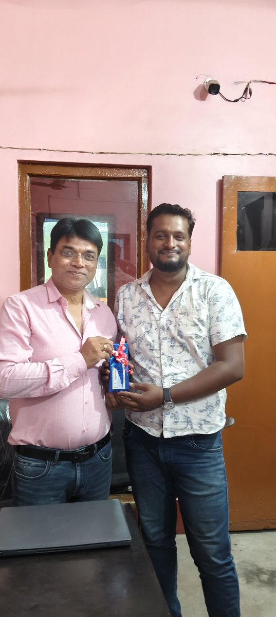 sanjaybyte's tweet photo. आज दिनकर जयंती के शुभ अवसर पर प्रसिद्ध सामाजिक संस्था जय मंगला वाहिनी के अवनीश कुमार उर्फ सिंह मालिक जी और अमन जी को बाइट कंप्यूटर्स परिवार की ओर से कलम देकर सम्मानित किया।

बाइट कंप्यूटर्स ट्रेनिंग सेंटर 
लोहिया नगर, बेगूसराय।
M - 7004208330, 
8340537051, 9431694054 https://t.co/4wUDBR7AzM