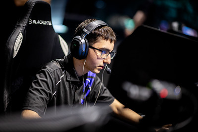zelofnt's tweet photo. Hey @FNCompetitive ,

As you can see in this clip (PRO PLAYER Velofps) threatens PHYSICAL VIOLENCE on OCE pros solvey and phazma stating "I'm laying them out at lan I'm there tomorrow btw" this clearly goes against Blast TOS and should result in an immediate ban from the event. https://t.co/KpQGBGqmal