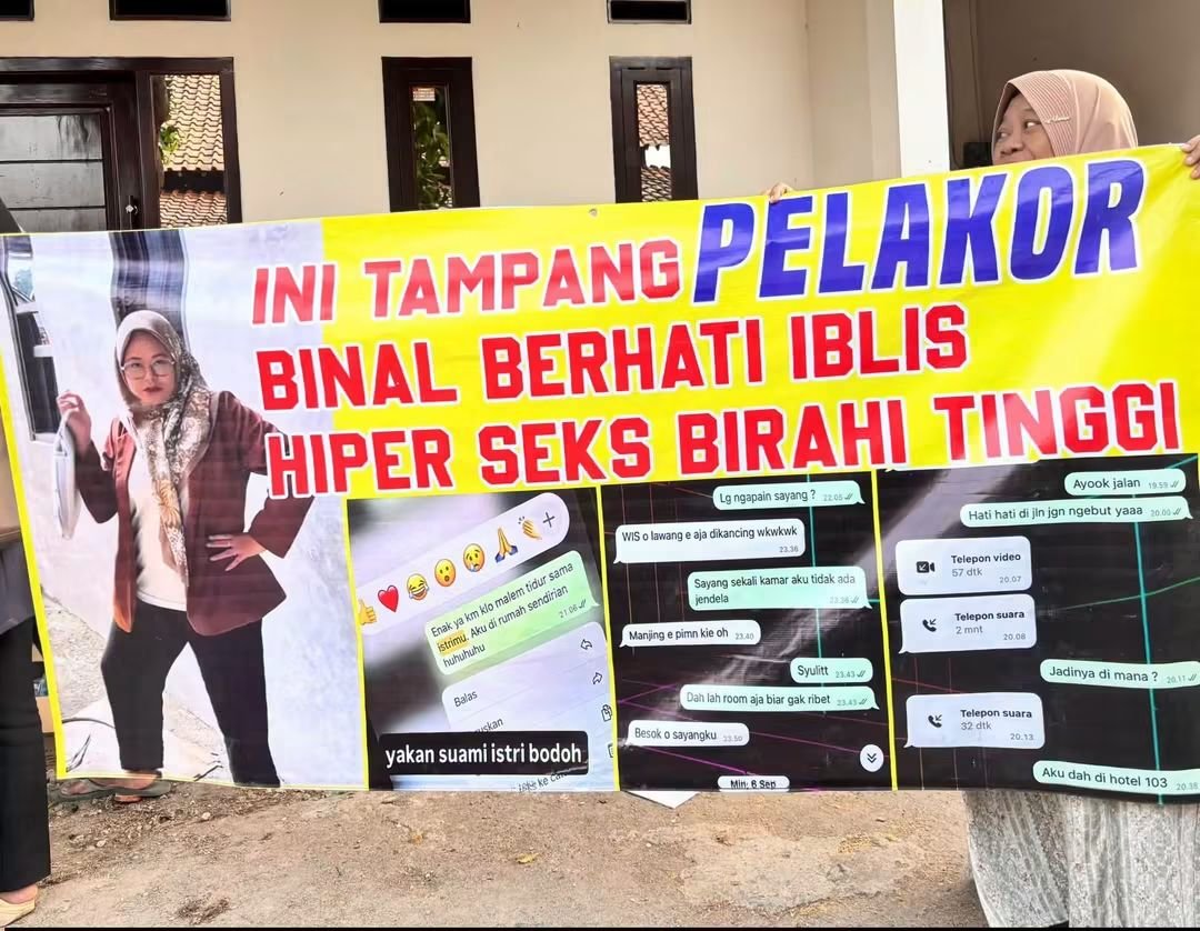 pingwiners's tweet photo. Emak-emak kalo udah kumpul all out banget🤣

Ngelabrak pelakor sampe di angkut semua tuh geng nya pakai mobil pickup🤣

Kejadian ini di tegal, pelakor adalah asisten di sebuah salon dan  berselingkuh dengan suami pemilik salon. https://t.co/M4ItbhzXJy