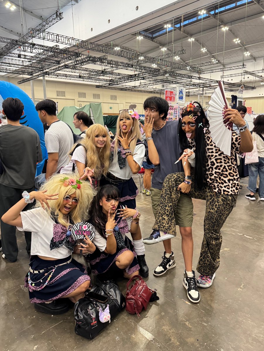 skipberat's tweet photo. Gyaru party dulu 😝💅🏻 YAHOOOO https://t.co/rXNDra70oA