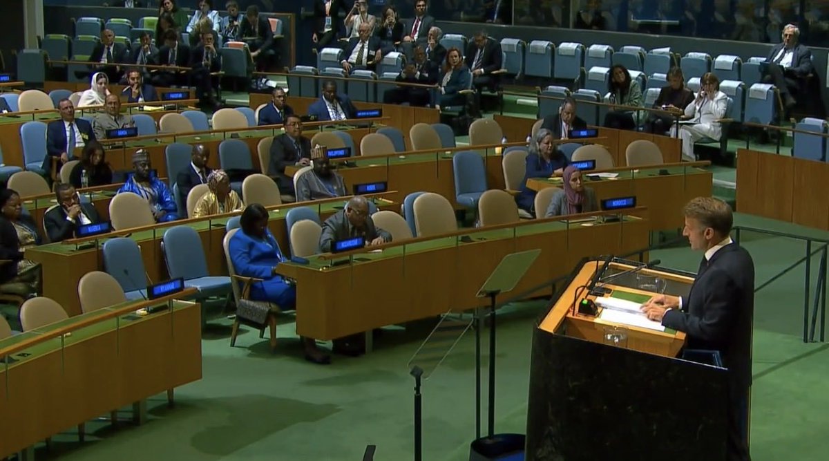 ilsosentout's tweet photo. @VirginiePerez15 Macron fait son discours devant une salle déserte, et pour ceux qui sont restés par obligation, regardez au 1er rang, on sont sur leur portable ! 🙂 https://t.co/5sqaHdb3WD