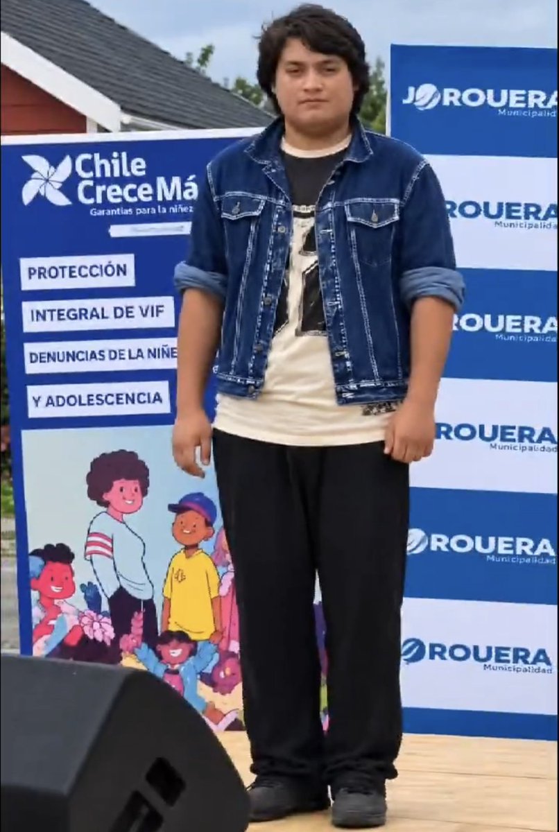 deBTSmustbepaid's tweet photo. But this face matches Roshan perfectly. What do you think? You’re 17 so focus on your study more, my love https://t.co/H1P4rM3L8w