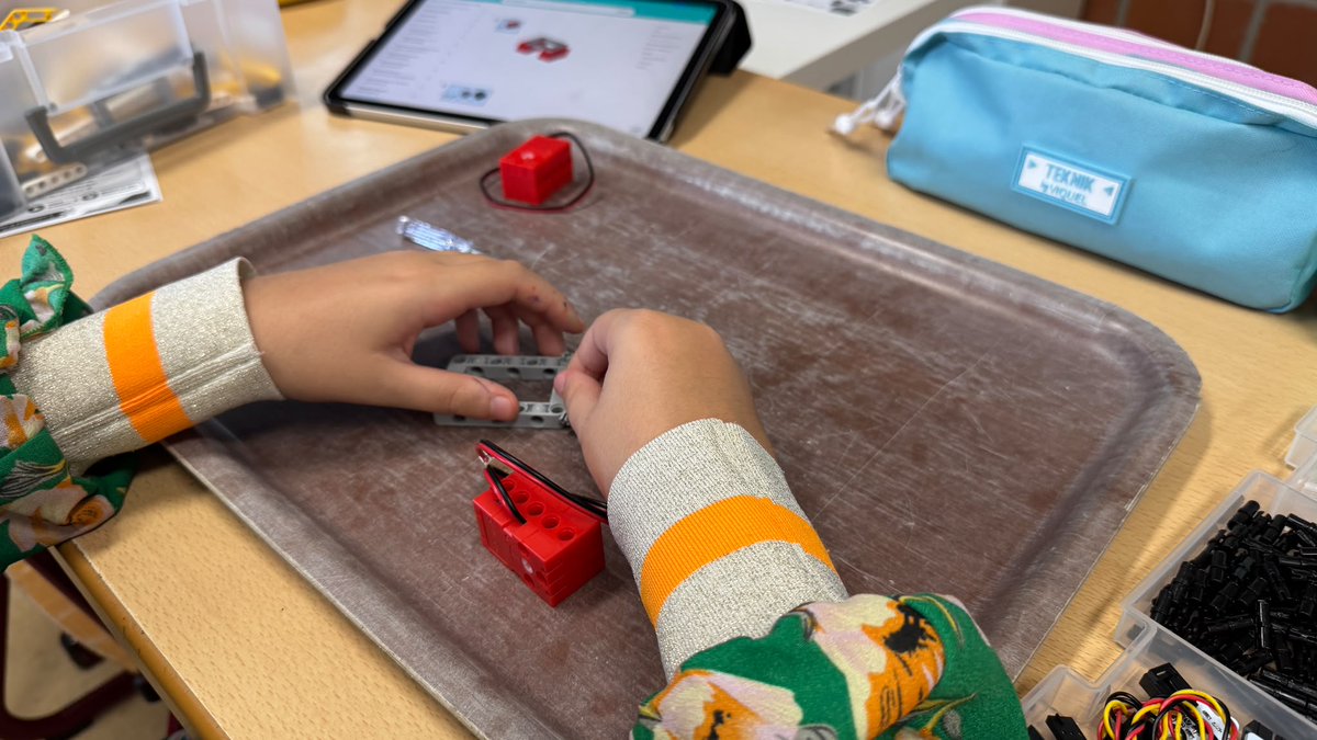 elecfreaks's tweet photo. This is what hands-on learning looks like. 🤖
Code on the screen. Robots on the desk. Students testing what they built — and learning from what happens next.
Classroom moments shared by our ELECFREAKS Ambassador.
#microbit #STEM #elecfreaks https://t.co/c4SnjkpFLB
