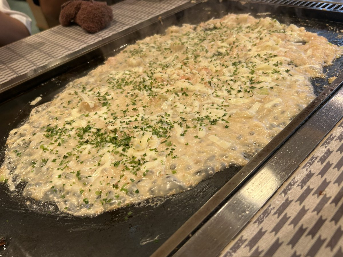 houkaiyoo's tweet photo. もんじゃを焼くお姉さん「心斎橋にはお買い物ですか？」
🍙「大丸に服見に来ました」 https://t.co/b35teyFddu