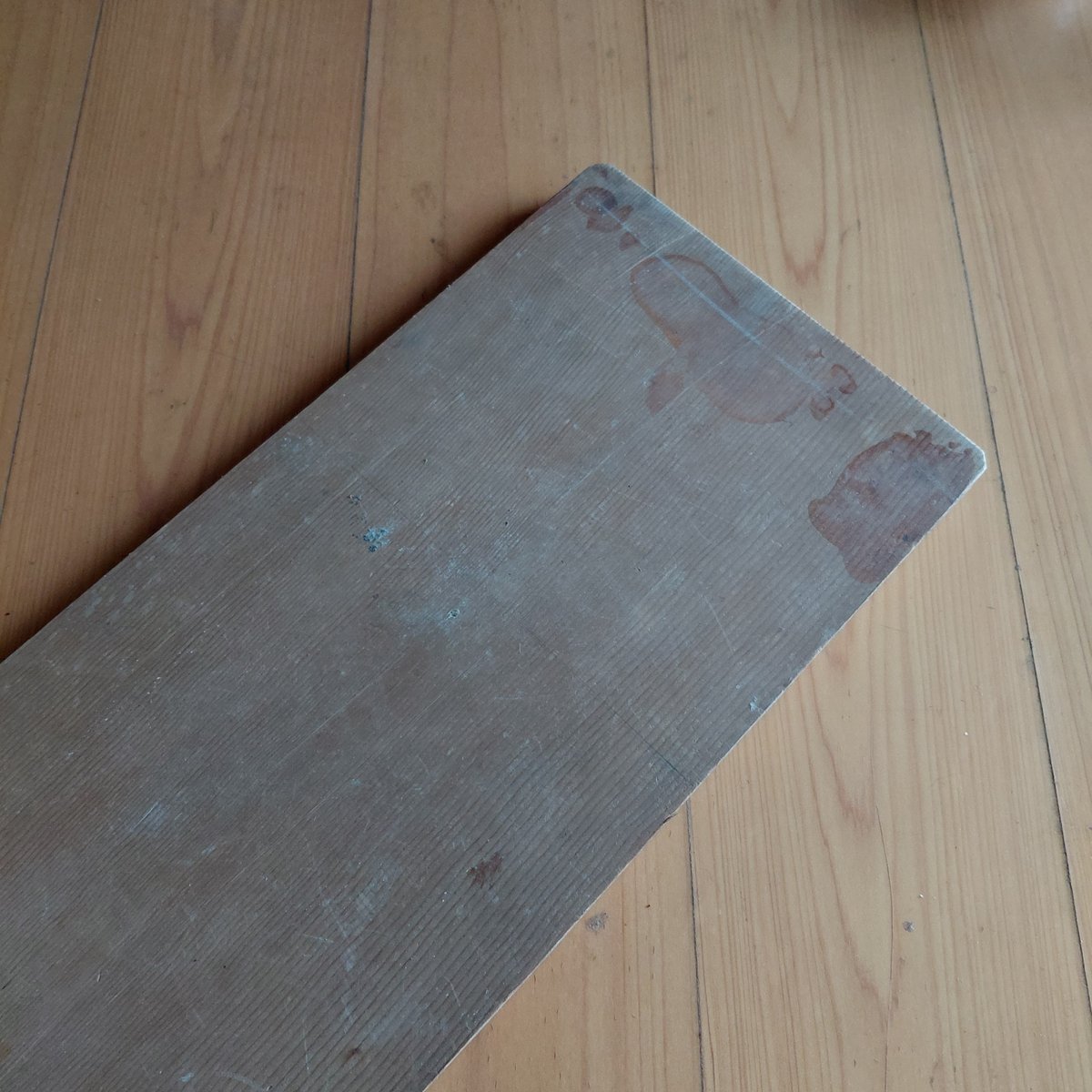 ss_violala's tweet photo. これが、こう。
実家からサルベージしてきた古材。
よーく洗ってヤスリかけて、水性ペイント塗って棚に。
シンデレラ並の変身～✨️
#DIY https://t.co/3bjcUUy019