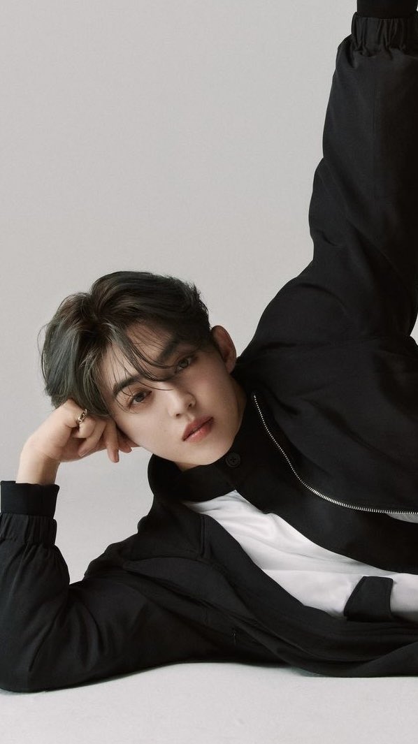 aboutscoups's tweet photo. allure korea (2024)          allure korea (2026) https://t.co/8PO6RTLEaW