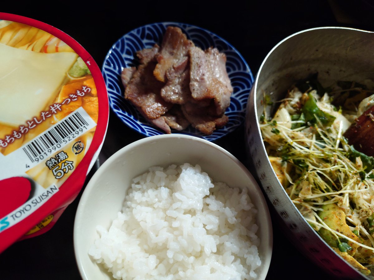 eikomrai's tweet photo. 昼御飯なう https://t.co/ZpHcdgRzj6