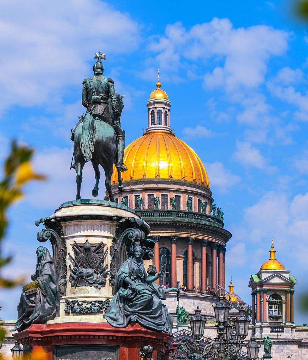 Alex_0xyz's tweet photo. Horse, bronze, and a cathedral that looks like it swallowed the sun.
Didn’t expect the sky to match the dome this hard.
Some cities flex quietly. This one doesn’t.

What’s the one landmark that actually stopped you mid-walk?🐎 https://t.co/gNF0btSQgP