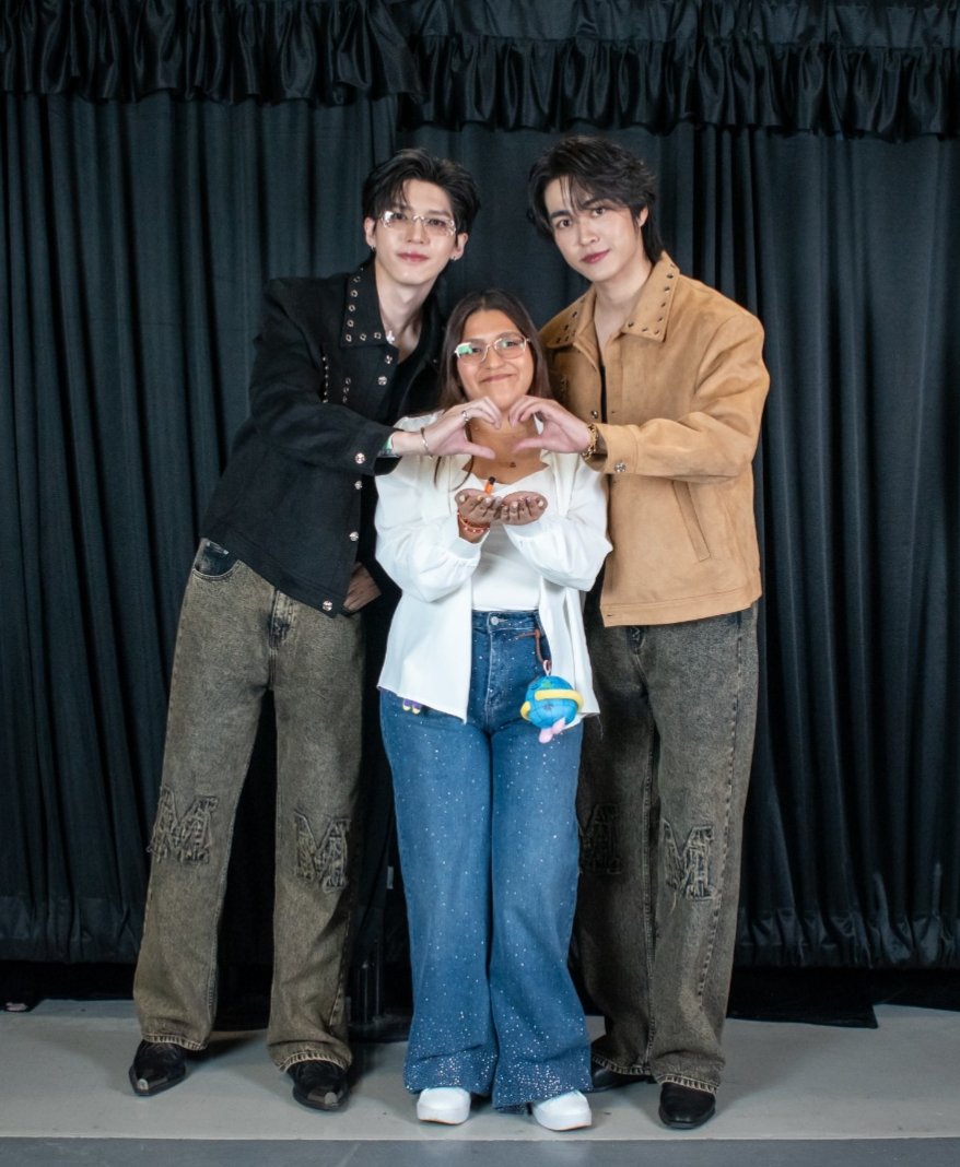 ChanieIsMyLight's tweet photo. Conocí al AouBoom 😭😭💛💜✨ lo irreales que son estos chicos dios sin duda ha sido de los mejores días de mi vida los amo ❤️‍🩹
@tnbau1 @besevboom
#OnlyFriendsDreamOn #AouBoom #OFDreamOnInMexico #OFDOInMexico https://t.co/U2zgh2tAX0