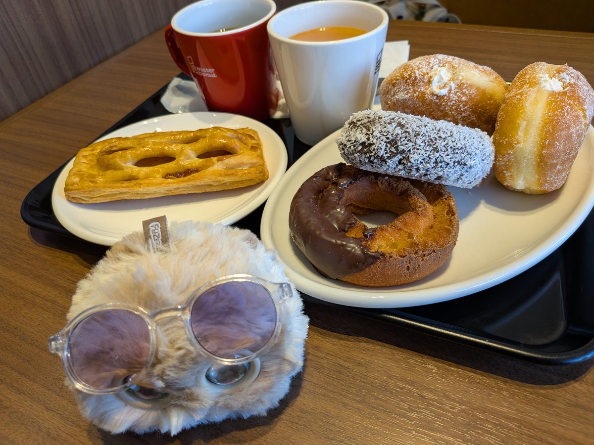 tetotoayako's tweet photo. ミスド行ってきた～🍩
チョコファッションとホット・セイボリーパイBBQフランクフルトとココナツチョコレートは必ず食べる👍残ったら旦那くんへ🍩
フランクフルトは必ず温めてもらう✨
#fuzozo #ミスド #フゾゾ https://t.co/zgKJ8imDvn