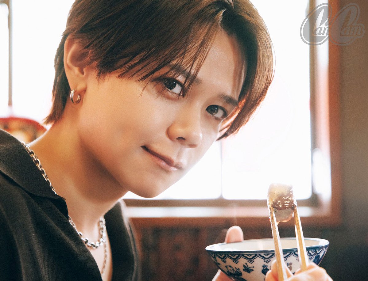 modelpress's tweet photo. INI藤牧京介「CanCam」で“もぐもぐ顔”披露

📚️9月24日発売（11月号）
後日YouTubeで「恋する横顔」も公開予定
https://t.co/iQIpPPdsYR

💙焼肉ハマったきっかけは尾崎匠海🍖
💙実家の定番メニューはすき焼き
💙ドームツアーに備え食事は1日8時間以内 https://t.co/BDfGIoIm8j