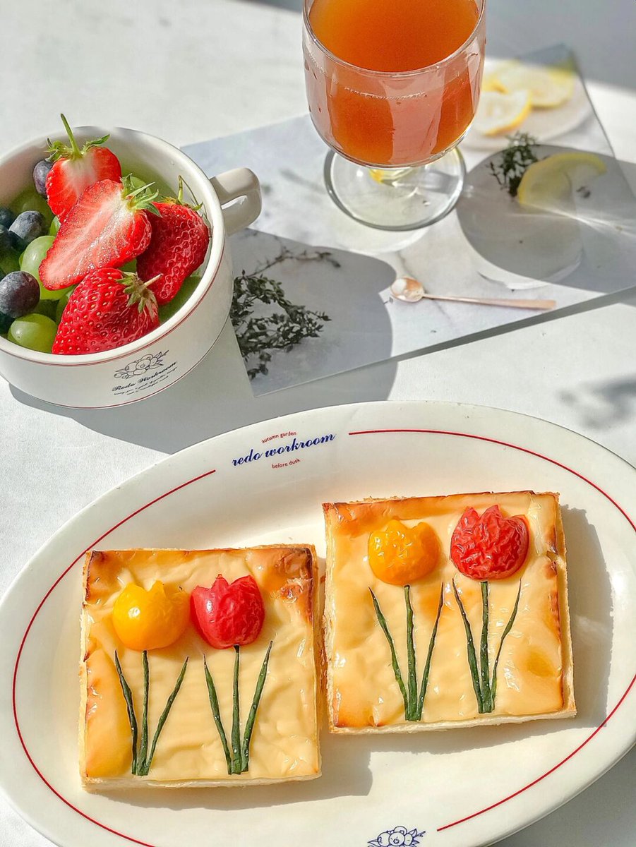 VincenzoDuwd9's tweet photo. [Just had the perfect late-night snack—warm cheese toast paired with iced peach tea, pure cozy bliss!]， https://t.co/BLyeqExZbe