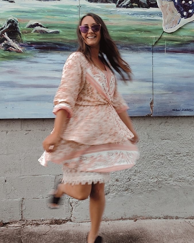 SulemaKesskl's tweet photo. It's just little ol' downtown Willow Springs but it's a quaint, no red-light town ♥️ Hubs and I went for an ice cream date and sat under this huge weeping willow tree 🌳.... https://t.co/PgvNyQ9aaT