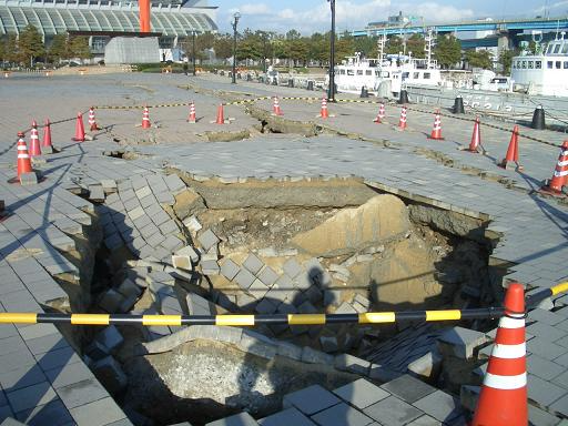 JapanGov's tweet photo. Did you know there are invisible risks beneath our feet?⚠️

Underground voids linked to sinkholes and aging infrastructure pose a serious threat worldwide. A technology from Japan is garnering attention for using radar and AI to visualize hidden risks without excavation.🔍🌏 https://t.co/eRqP0KXWDQ