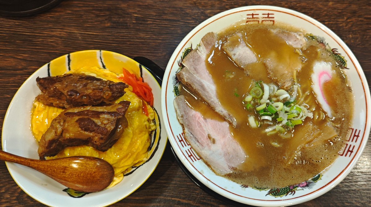 ramenriceshower's tweet photo. 【#大阪グルメ】
こじんまりした🍜
とにかくスープが塩っ辛い！麺と絡めても全然濃過ぎるレベルで無理🤮変わってトロコツはめちゃくちゃ美味い！白ご飯とトロコツだけを食べに来たいぐらい🤤

半ちゃんラーメン＋トロコツオム 1,860円
★★☆☆☆
#ラーメン
#金の玉子
#緑橋駅
#大阪市東成区
#どんぞこ https://t.co/YROibF3sDv