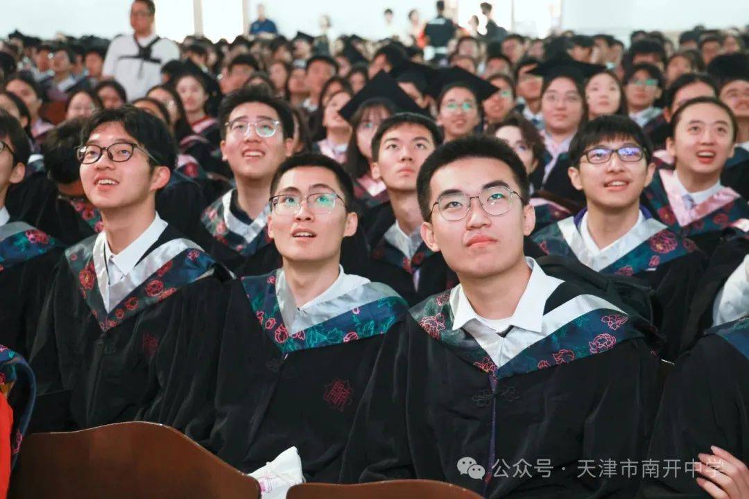 patrickcar6oll2's tweet photo. Graduation day  No more early alarms, but new adventures ahead. Proud of us, the class of 2024! https://t.co/RQu25lKOhF