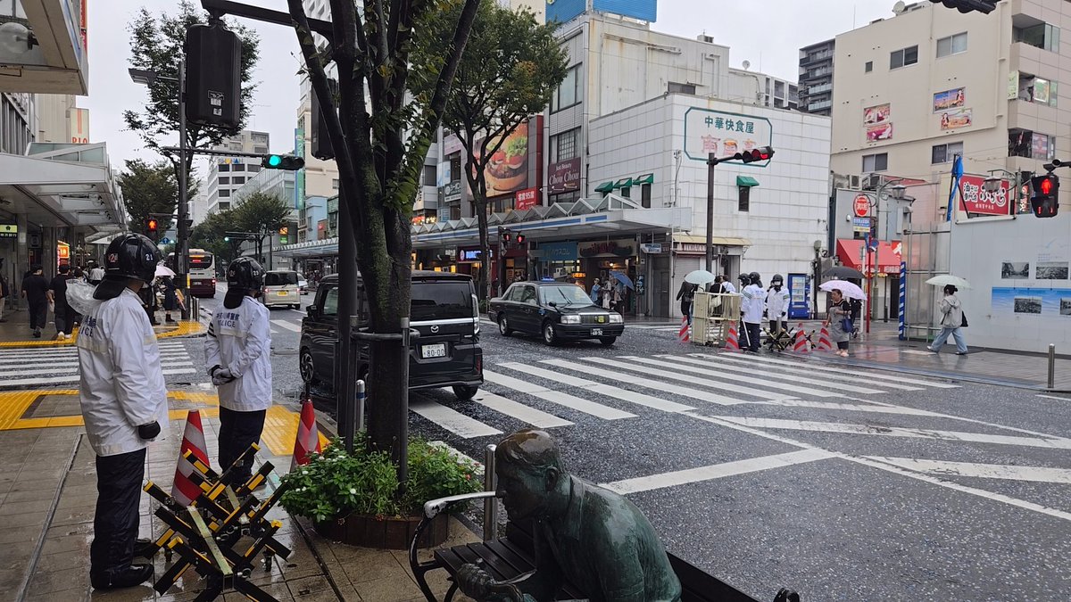 yokohama449903's tweet photo. 横須賀中央の駅前通り、警察官いっぱいいてバリケードとか準備してるから近々封鎖されそう？
歩行者は大丈夫だと思うけど、車とかバスで中央の方来る人は迂回した方がいいかもしれない。 https://t.co/akrPM0bhS3