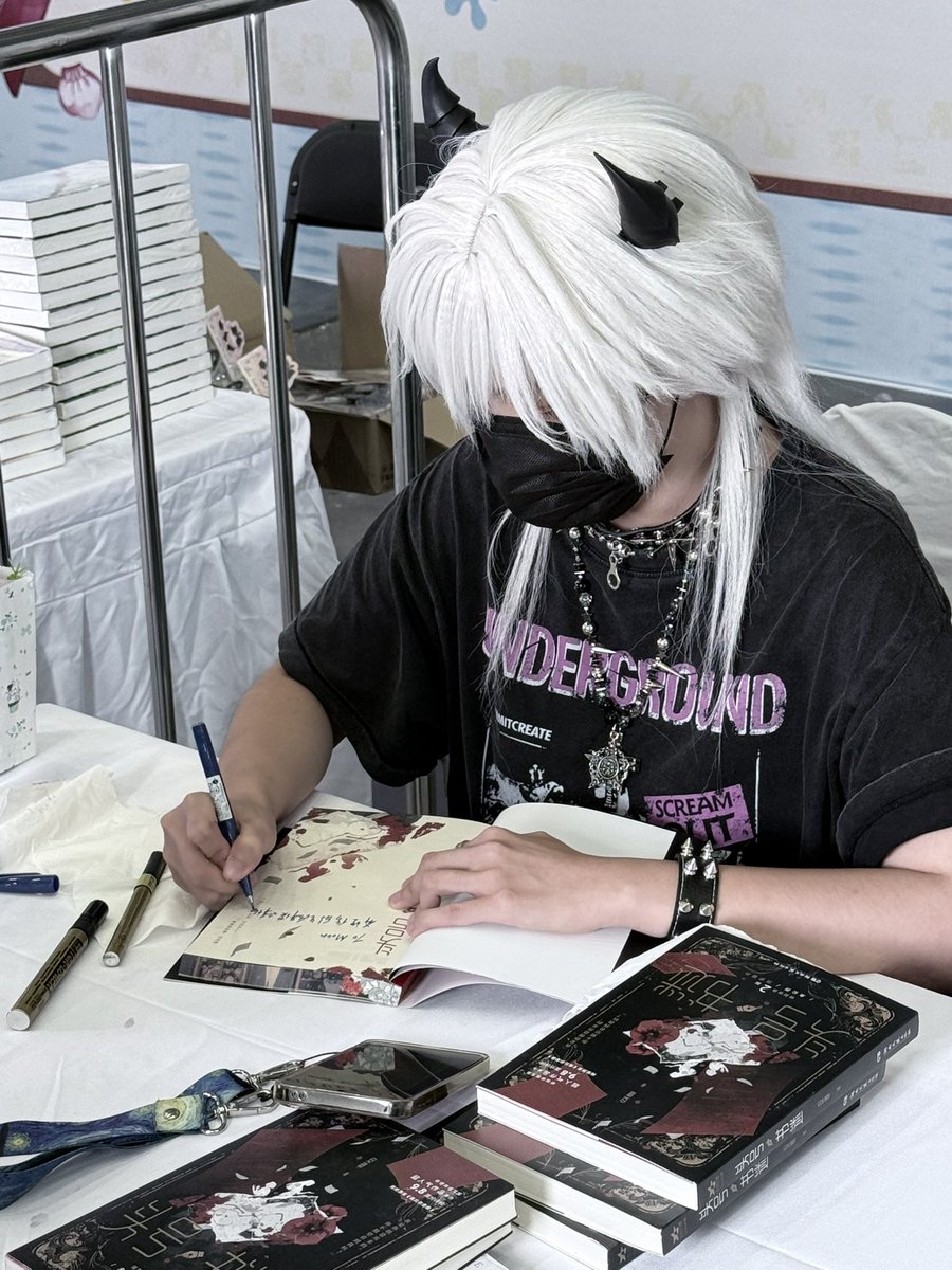 ande_mo123's tweet photo. Photos from the Book Signing. https://t.co/4QtzElVQEf