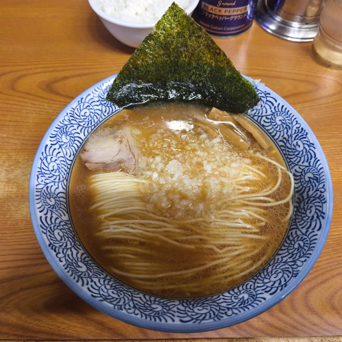 ttk_infomation's tweet photo. 中華そば 吾衛門(西八王子)

私が選ぶ
八王子ラーメン最高峰店

刻み玉ねぎが加わった
優しいスープをすするたびに
幸せな気分になれます🥰

餃子も美味👍

お店の方々の物腰柔らかな
接客も素晴らしく

いつまでも続いてほしいお店です😊

東京都八王子市千人町3-3-3 
https://t.co/m82RH4YCp8 https://t.co/0Da5Zuisuh