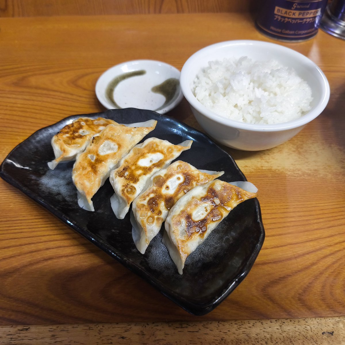 ttk_infomation's tweet photo. 中華そば 吾衛門(西八王子)

私が選ぶ
八王子ラーメン最高峰店

刻み玉ねぎが加わった
優しいスープをすするたびに
幸せな気分になれます🥰

餃子も美味👍

お店の方々の物腰柔らかな
接客も素晴らしく

いつまでも続いてほしいお店です😊

東京都八王子市千人町3-3-3 
https://t.co/m82RH4YCp8 https://t.co/0Da5Zuisuh