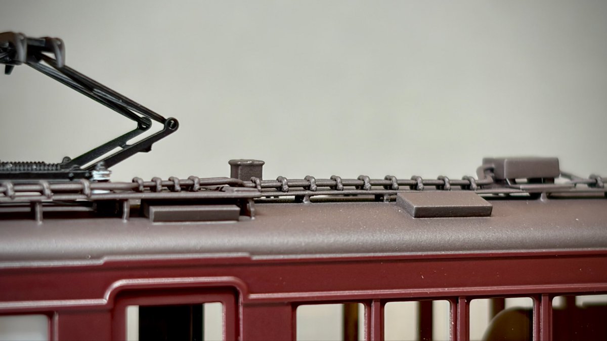 uma__rakkyo's tweet photo. 阪急710系完成！
自身初の阪急電車、Nでは作品に恵まれない旧型特急車を。
ランボードとベンチレータは自作により繊細に。板の上の配管はきちんと2本引いて、配管止めの脚を出さずに「抜け感」を確保。
マルーンは調色により赤みを出して上品に。
これで阪急モデラーの末席に加えていただけるかな… https://t.co/5jHO9QmadH