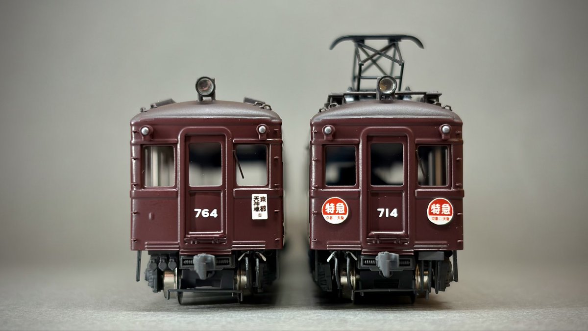 uma__rakkyo's tweet photo. 阪急710系完成！
自身初の阪急電車、Nでは作品に恵まれない旧型特急車を。
ランボードとベンチレータは自作により繊細に。板の上の配管はきちんと2本引いて、配管止めの脚を出さずに「抜け感」を確保。
マルーンは調色により赤みを出して上品に。
これで阪急モデラーの末席に加えていただけるかな… https://t.co/5jHO9QmadH
