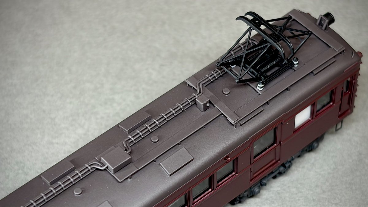 uma__rakkyo's tweet photo. 阪急710系完成！
自身初の阪急電車、Nでは作品に恵まれない旧型特急車を。
ランボードとベンチレータは自作により繊細に。板の上の配管はきちんと2本引いて、配管止めの脚を出さずに「抜け感」を確保。
マルーンは調色により赤みを出して上品に。
これで阪急モデラーの末席に加えていただけるかな… https://t.co/5jHO9QmadH