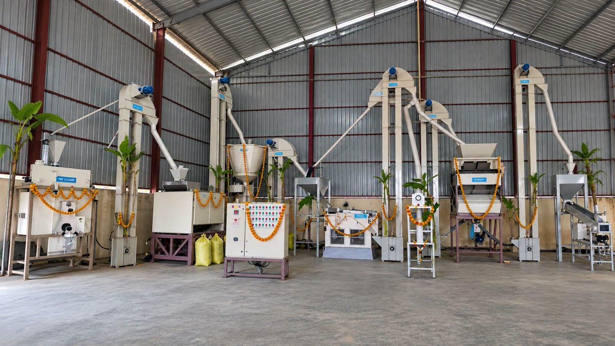 atariXhyderabad's tweet photo. Millets to Market, Adding Value Locally! 🌾 Durgada Millets FPO, #Chitradurga #Karnataka, a #PMDhanDhaanyaKrishiYojana district, with 1,334 farmers, operates an 8 T/day millet processing unit—strengthening local livelihoods, value addition & market opportunities. #DDKY #Millets https://t.co/GMnIOCwuET